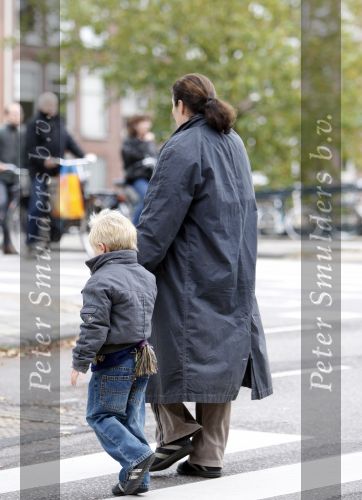 Utrecht 19 oktober 2007
Willeke v Ammelrooy met kleinkind aan het wandelen.
