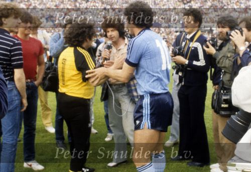 Rotterdam, 4 Juni 1983 Afscheidswedstrijd Willem v Hanegem met FC Feyenoord tegen het Nederlands elftal van 1974
Andre Hazes met Frits Barend Cor Mooij