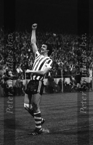 Eindhoven 1981
Willy v d Kuylen heeft voor de zoveelste keer in zijn carriere gescoord en is erg blij