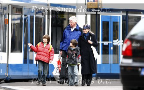Amsterdam 5 maart 2008
Wim Kok en zijn vrouw Rita met bhun 2 kleinzoons in de tram en op het leidse plein in amsterdam.
Peter Smulders bv