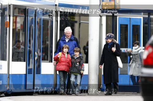 Amsterdam 5 maart 2008
Wim Kok en zijn vrouw Rita met bhun 2 kleinzoons in de tram en op het leidse plein in amsterdam.
Peter Smulders bv