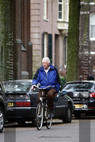 Amsterdam 16 april 2009
Wim Kok met blauwe jas fietst van zijn werk naar huis.
Peter Smulders bv
