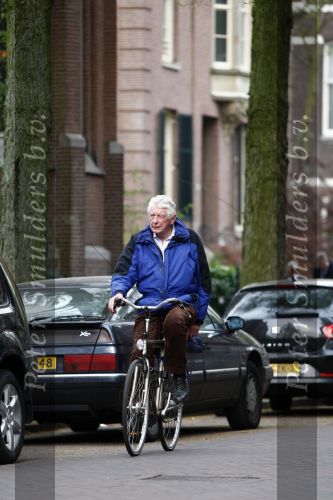 Amsterdam 16 april 2009
Wim Kok met blauwe jas fietst van zijn werk naar huis.
Peter Smulders bv