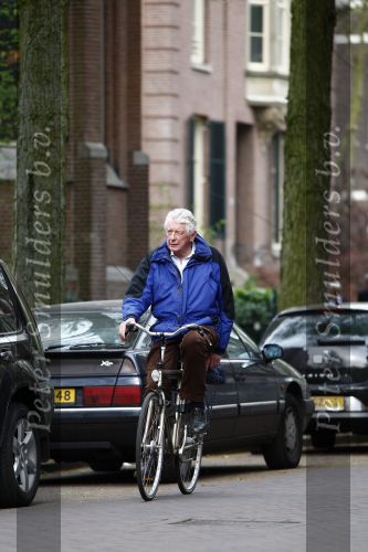 Amsterdam 16 april 2009
Wim Kok met blauwe jas fietst van zijn werk naar huis.
Peter Smulders bv