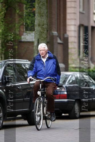Amsterdam 16 april 2009
Wim Kok met blauwe jas fietst van zijn werk naar huis.
Peter Smulders bv