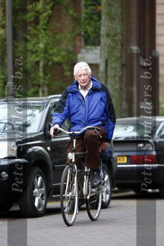 Amsterdam 16 april 2009
Wim Kok met blauwe jas fietst van zijn werk naar huis.
Peter Smulders bv