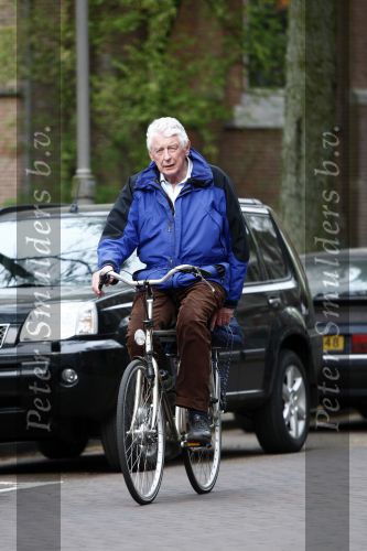 Amsterdam 16 april 2009
Wim Kok met blauwe jas fietst van zijn werk naar huis.
Peter Smulders bv