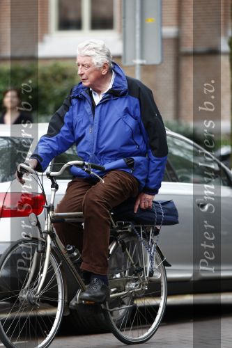 Amsterdam 16 april 2009
Wim Kok met blauwe jas fietst van zijn werk naar huis.
Peter Smulders bv
