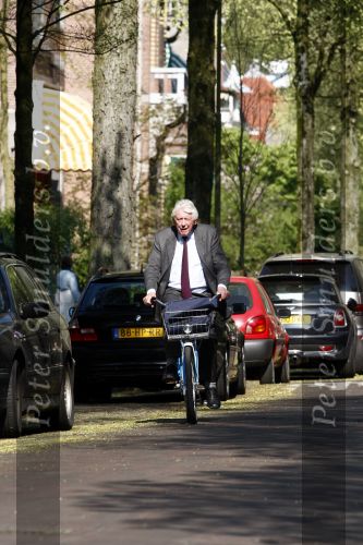 Amsterdam 24 april 2009
Wim Kok op een blauwe klm fiets die een beetje te klein is.
Peter Smulders bv