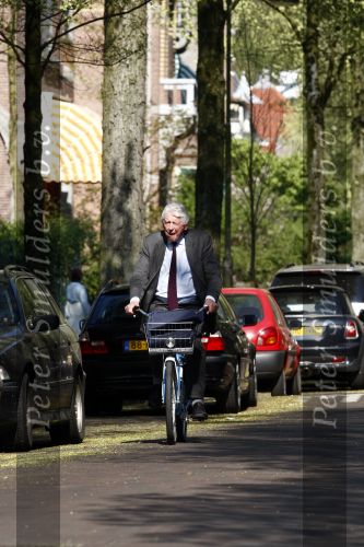 Amsterdam 24 april 2009
Wim Kok op een blauwe klm fiets die een beetje te klein is.
Peter Smulders bv