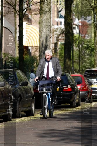 Amsterdam 24 april 2009
Wim Kok op een blauwe klm fiets die een beetje te klein is.
Peter Smulders bv