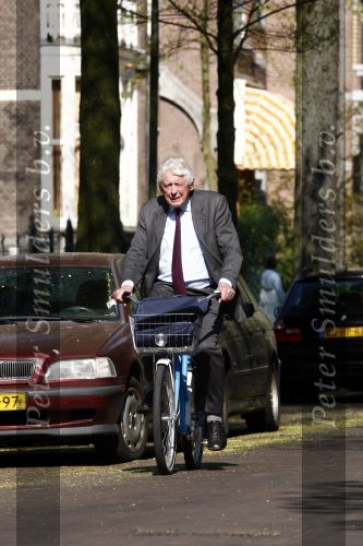 Amsterdam 24 april 2009
Wim Kok op een blauwe klm fiets die een beetje te klein is.
Peter Smulders bv