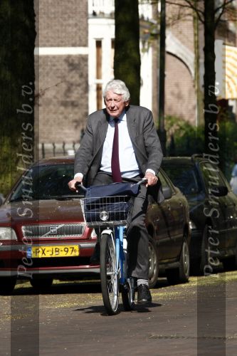 Amsterdam 24 april 2009
Wim Kok op een blauwe klm fiets die een beetje te klein is.
Peter Smulders bv