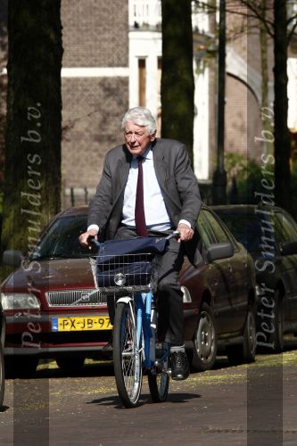 Amsterdam 24 april 2009
Wim Kok op een blauwe klm fiets die een beetje te klein is.
Peter Smulders bv