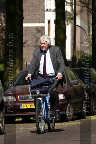 Amsterdam 24 april 2009
Wim Kok op een blauwe klm fiets die een beetje te klein is.
Peter Smulders bv