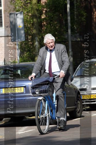 Amsterdam 24 april 2009
Wim Kok op een blauwe klm fiets die een beetje te klein is.
Peter Smulders bv