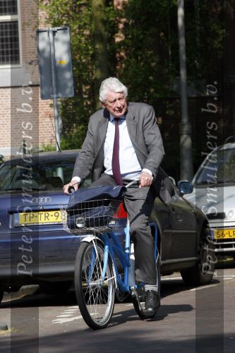 Amsterdam 24 april 2009
Wim Kok op een blauwe klm fiets die een beetje te klein is.
Peter Smulders bv