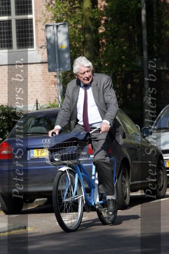 Amsterdam 24 april 2009
Wim Kok op een blauwe klm fiets die een beetje te klein is.
Peter Smulders bv