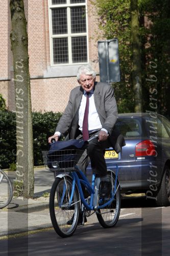 Amsterdam 24 april 2009
Wim Kok op een blauwe klm fiets die een beetje te klein is.
Peter Smulders bv