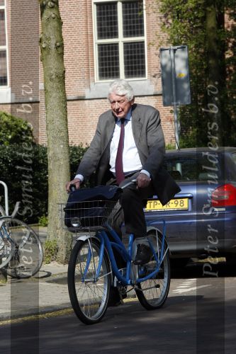 Amsterdam 24 april 2009
Wim Kok op een blauwe klm fiets die een beetje te klein is.
Peter Smulders bv