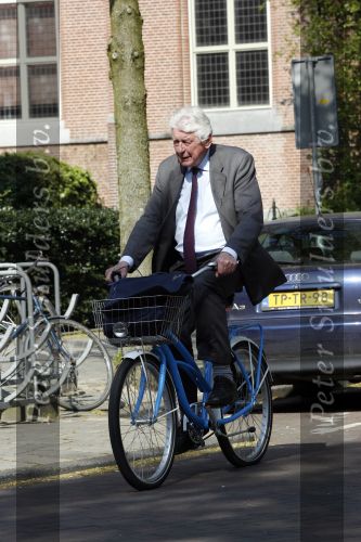 Amsterdam 24 april 2009
Wim Kok op een blauwe klm fiets die een beetje te klein is.
Peter Smulders bv
