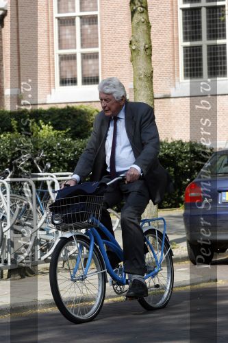 Amsterdam 24 april 2009
Wim Kok op een blauwe klm fiets die een beetje te klein is.
Peter Smulders bv