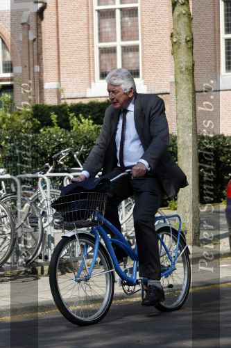 Amsterdam 24 april 2009
Wim Kok op een blauwe klm fiets die een beetje te klein is.
Peter Smulders bv