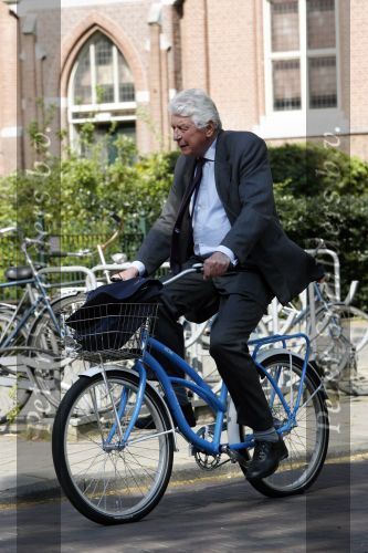 Amsterdam 24 april 2009
Wim Kok op een blauwe klm fiets die een beetje te klein is.
Peter Smulders bv