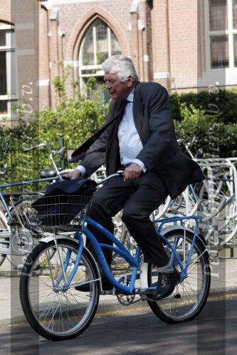 Amsterdam 24 april 2009
Wim Kok op een blauwe klm fiets die een beetje te klein is.
Peter Smulders bv