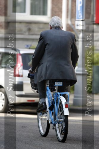 Amsterdam 24 april 2009
Wim Kok op een blauwe klm fiets die een beetje te klein is.
Peter Smulders bv