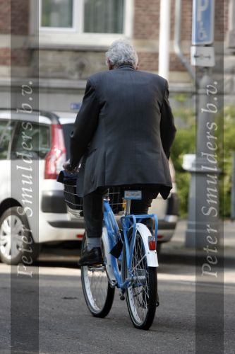 Amsterdam 24 april 2009
Wim Kok op een blauwe klm fiets die een beetje te klein is.
Peter Smulders bv