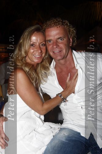 Curacao 31 december 2008 1 januari 2009
Oudjaarsfeest bij Mambo Beach. Wino Omtzigt en Sylvana Borsato
Peter Smulders bv