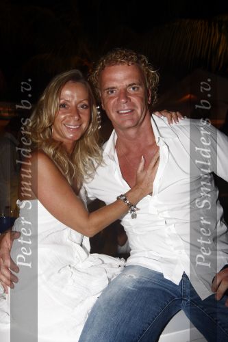 Curacao 31 december 2008 1 januari 2009
Oudjaarsfeest bij Mambo Beach. Wino Omtzigt en Sylvana Borsato
Peter Smulders bv