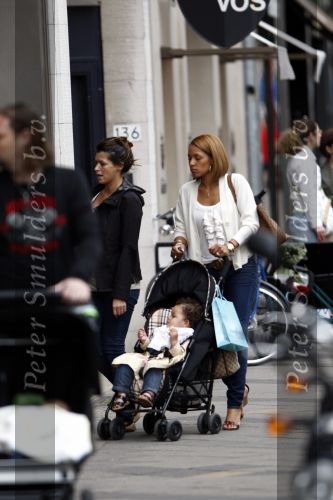Amsterdam 12 juni 2008
De vriendin van Nigel de Jong Winonah de Jong met hun dochtertje isaura Sienna en de zwangere vriendin van kalhid Boulahrouz Sabia aan het winkelen op de pc hooftstraat.