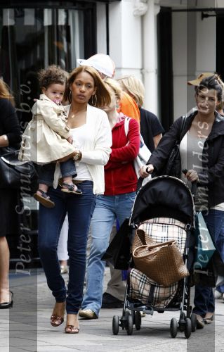 Amsterdam 12 juni 2008
De vriendin van Nigel de Jong Winonah de Jong met hun dochtertje isaura Sienna en de zwangere vriendin van kalhid Boulahrouz Sabia aan het winkelen op de pc hooftstraat.