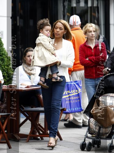 Amsterdam 12 juni 2008
De vriendin van Nigel de Jong Winonah de Jong met hun dochtertje isaura Sienna en de zwangere vriendin van kalhid Boulahrouz Sabia aan het winkelen op de pc hooftstraat.