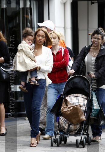 Amsterdam 12 juni 2008
De vriendin van Nigel de Jong Winonah de Jong met hun dochtertje isaura Sienna en de zwangere vriendin van kalhid Boulahrouz Sabia aan het winkelen op de pc hooftstraat.