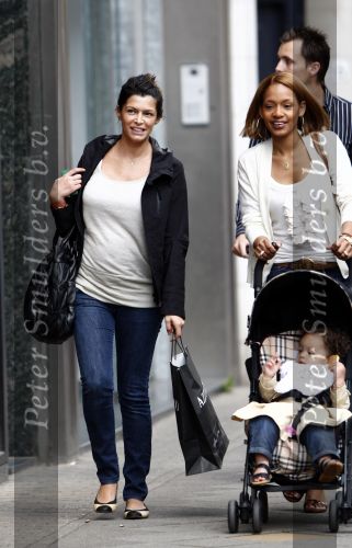 Amsterdam 12 juni 2008
De vriendin van Nigel de Jong Winonah de Jong met hun dochtertje isaura Sienna en de zwangere vriendin van kalhid Boulahrouz Sabia aan het winkelen op de pc hooftstraat.