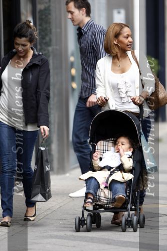 Amsterdam 12 juni 2008
De vriendin van Nigel de Jong Winonah de Jong met hun dochtertje isaura Sienna en de zwangere vriendin van kalhid Boulahrouz Sabia aan het winkelen op de pc hooftstraat.