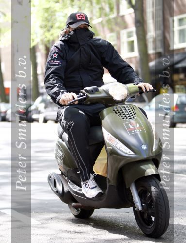 Amsterdam 7 mei 2008
Winston Gerschtanowitz verbergt zichzelf achter zijn jas terwijl hij op zijn scooter rijdt.
Peter Smulders bv