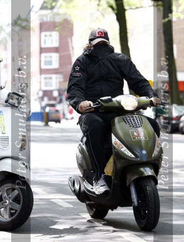 Amsterdam 7 mei 2008
Winston Gerschtanowitz verbergt zichzelf achter zijn jas terwijl hij op zijn scooter rijdt.
Peter Smulders bv