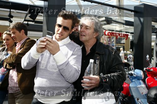 Amsterdam 12 mei 2009
Het blad Grazia organiseert samen met vespa scooters een leuke rally door amsterdam heen. Winston Gerschtanowitz en Huub Stapel
Peter Smulders bv
