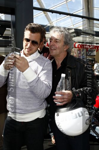 Amsterdam 12 mei 2009
Het blad Grazia organiseert samen met vespa scooters een leuke rally door amsterdam heen. Winston Gerschtanowitz en Huub Stapel
Peter Smulders bv