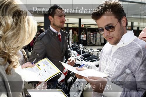 Amsterdam 12 mei 2009
Het blad Grazia organiseert samen met vespa scooters een leuke rally door amsterdam heen. Winston Gerschtanowitz en Renate Verbaan
Peter Smulders bv