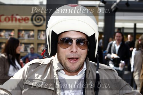 Amsterdam 12 mei 2009
Het blad Grazia organiseert samen met vespa scooters een leuke rally door amsterdam heen. Winston Gerschtanowitz en Renate Verbaan
Peter Smulders bv