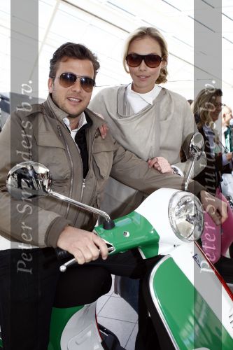 Amsterdam 12 mei 2009
Het blad Grazia organiseert samen met vespa scooters een leuke rally door amsterdam heen. Winston Gerschtanowitz en Renate Verbaan
Peter Smulders bv