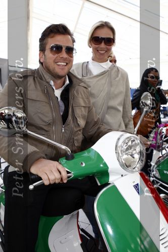 Amsterdam 12 mei 2009
Het blad Grazia organiseert samen met vespa scooters een leuke rally door amsterdam heen. Winston Gerschtanowitz en Renate Verbaan
Peter Smulders bv