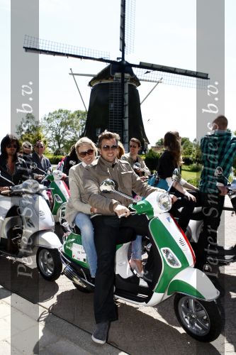 Amsterdam 12 mei 2009
Het blad Grazia organiseert samen met vespa scooters een leuke rally door amsterdam heen. Winston Gerschtanowitz en Renate Verbaan
Peter Smulders bv