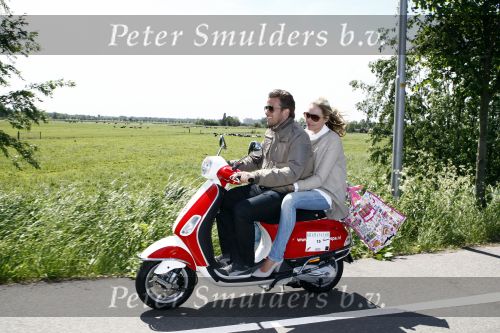 Amsterdam 12 mei 2009
Het blad Grazia organiseert samen met vespa scooters een leuke rally door amsterdam heen. Winston Gerschtanowitz en Renate Verbaan
Peter Smulders bv