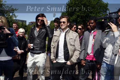 Amsterdam 12 mei 2009
Het blad Grazia organiseert samen met vespa scooters een leuke rally door amsterdam heen. Winston Gerschtanowitz en Victor Reinier met Horrace Cohen
Peter Smulders bv